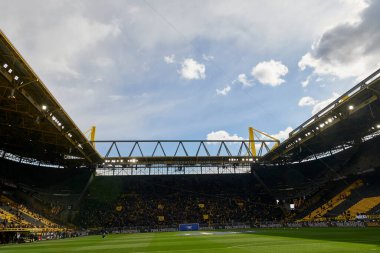 DORTMUND, GERMANY - 21 Nisan 2024: Signal Iduna Park 'ta Borussia Dortmund-Bayer 04 Leverkusen futbol karşılaşması