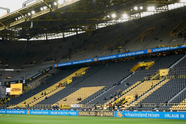 DORTMUND, GERMANY - 21 Nisan 2024: Signal Iduna Park 'ta Borussia Dortmund-Bayer 04 Leverkusen futbol karşılaşması