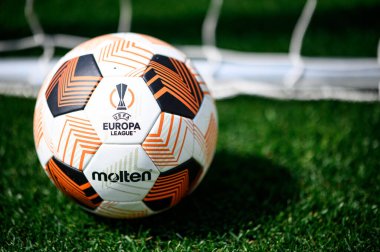 LEVERKUSEN, GERMANY - 1 MAYIS, 2024: Ulrich-Haberland-Stadion 'daki resmi futbol topu erimesi