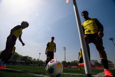 LEVERKUSEN, GERMANY - 1 MAYIS, 2024: Ulrich-Haberland-Stadion 'da yarı final B-Junioren Bundesliga U17 Bayer 04 Leverkusen' e karşı SG Eintracht Frankfurt U17