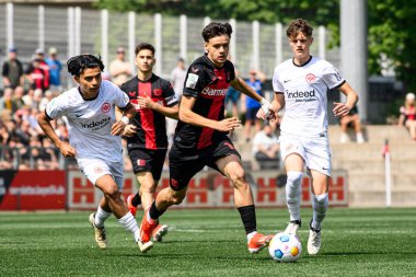 LEVERKUSEN, GERMANY - 1 MAYIS, 2024: Kerim Alajbegoviç, Yarı Final B-Junioren Bundesliga U17 Bayer 04 Leverkusen ile SG Eintracht Frankfurt U17 Ulrich-Haberland-Stadion 'da oynanan futbol maçı