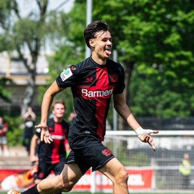 LEVERKUSEN, GERMANY - 1 MAYIS, 2024: Kerim Alajbegoviç, Yarı Final B-Junioren Bundesliga U17 Bayer 04 Leverkusen ile SG Eintracht Frankfurt U17 Ulrich-Haberland-Stadion 'da oynanan futbol maçı