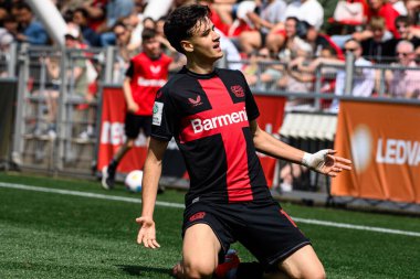 LEVERKUSEN, GERMANY - 1 MAYIS, 2024: Kerim Alajbegoviç, Yarı Final B-Junioren Bundesliga U17 Bayer 04 Leverkusen ile SG Eintracht Frankfurt U17 Ulrich-Haberland-Stadion 'da oynanan futbol maçı
