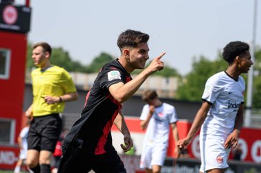 LEVERKUSEN, GERMANY - 1 Mayıs 2024: Francesco Buono, Yarı Final B-Junioren Bundesliga U17 Bayer 04 Leverkusen 'e karşı SG Eintracht Frankfurt U17 Ulrich-Haberland-Stadion' da futbol maçı