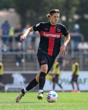 LEVERKUSEN, GERMANY - 1 MAYIS 2024: Artem Stepanov Yarı Final B-Junioren Bundesliga U17 Bayer 04 Leverkusen 'e karşı SG Eintracht Frankfurt U17 Ulrich-Haberland-Stadion' da futbol maçı