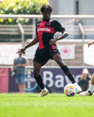 LEVERKUSEN, GERMANY - 1 Mayıs 2024: Naba Mensah, Yarı Final B-Junioren Bundesliga U17 Bayer 04 Leverkusen 'e karşı SG Eintracht Frankfurt U17 Ulrich-Haberland-Stadion' da futbol maçı