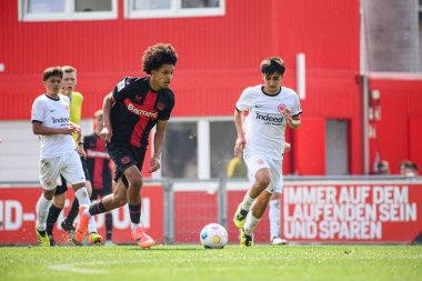 LEVERKUSEN, GERMANY - 1 MAYIS, 2024: Francis Onyeka, Yarı Final B-Junioren Bundesliga U17 Bayer 04 Leverkusen 'e karşı SG Eintracht Frankfurt U17 Ulrich-Haberland-Stadion' da futbol maçı