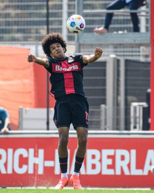 LEVERKUSEN, GERMANY - 1 MAYIS, 2024: Francis Onyeka, Yarı Final B-Junioren Bundesliga U17 Bayer 04 Leverkusen 'e karşı SG Eintracht Frankfurt U17 Ulrich-Haberland-Stadion' da futbol maçı