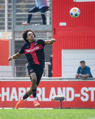 LEVERKUSEN, GERMANY - 1 MAYIS, 2024: Francis Onyeka, Yarı Final B-Junioren Bundesliga U17 Bayer 04 Leverkusen 'e karşı SG Eintracht Frankfurt U17 Ulrich-Haberland-Stadion' da futbol maçı