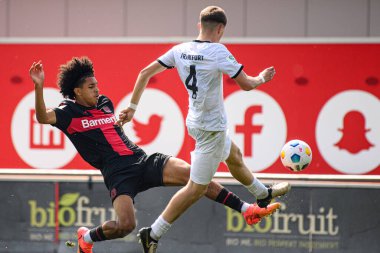LEVERKUSEN, GERMANY - 1 MAYIS, 2024: Francis Onyeka, Yarı Final B-Junioren Bundesliga U17 Bayer 04 Leverkusen 'e karşı SG Eintracht Frankfurt U17 Ulrich-Haberland-Stadion' da futbol maçı