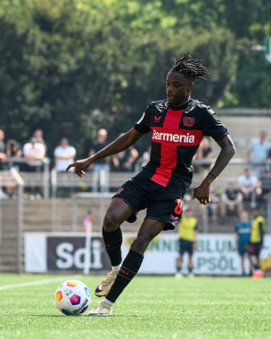 LEVERKUSEN, GERMANY - 1 Mayıs 2024: Naba Mensah, Yarı Final B-Junioren Bundesliga U17 Bayer 04 Leverkusen 'e karşı SG Eintracht Frankfurt U17 Ulrich-Haberland-Stadion' da futbol maçı