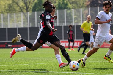 LEVERKUSEN, GERMANY - 1 Mayıs 2024: Naba Mensah, Yarı Final B-Junioren Bundesliga U17 Bayer 04 Leverkusen 'e karşı SG Eintracht Frankfurt U17 Ulrich-Haberland-Stadion' da futbol maçı