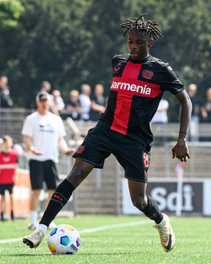 LEVERKUSEN, GERMANY - 1 Mayıs 2024: Naba Mensah, Yarı Final B-Junioren Bundesliga U17 Bayer 04 Leverkusen 'e karşı SG Eintracht Frankfurt U17 Ulrich-Haberland-Stadion' da futbol maçı