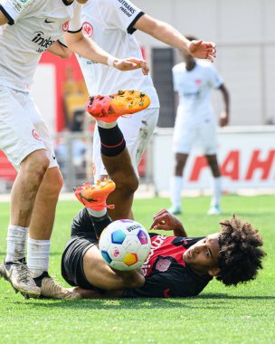 LEVERKUSEN, GERMANY - 1 MAYIS, 2024: Francis Onyeka, Yarı Final B-Junioren Bundesliga U17 Bayer 04 Leverkusen 'e karşı SG Eintracht Frankfurt U17 Ulrich-Haberland-Stadion' da futbol maçı