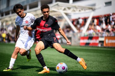 LEVERKUSEN, GERMANY - 1 Mayıs 2024: Montrell Culbreath, Yarı Final B-Junioren Bundesliga U17 Bayer 04 Leverkusen 'e karşı SG Eintracht Frankfurt U17 Ulrich-Haberland-Stadion' da futbol maçı