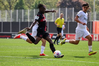 LEVERKUSEN, GERMANY - 1 Mayıs 2024: Naba Mensah, Yarı Final B-Junioren Bundesliga U17 Bayer 04 Leverkusen 'e karşı SG Eintracht Frankfurt U17 Ulrich-Haberland-Stadion' da futbol maçı