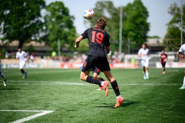 LEVERKUSEN, GERMANY - 1 Mayıs 2024: Ben Hawighorst, Yarı Final B-Junioren Bundesliga U17 Bayer 04 Leverkusen ile SG Eintracht Frankfurt U17 Ulrich-Haberland-Stadion 'da oynanan futbol maçı