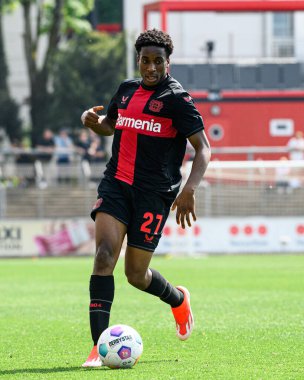 LEVERKUSEN, GERMANY - 1 MAYIS, 2024: Melvin Ukpeigbe, Yarı Final B-Junioren Bundesliga U17 Bayer 04 Leverkusen ile SG Eintracht Frankfurt U17 Ulrich-Haberland-Stadion futbol karşılaşması