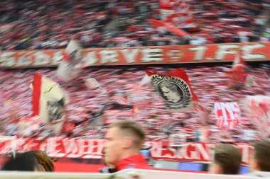 COLOGNE, ALMANY - 4 MAYIS, 2024: Logn maruziyet. Bundesliga 1 maçı. FC Koeln, Rhein Enerji Stadyumu 'nda Freiburg' a karşı.