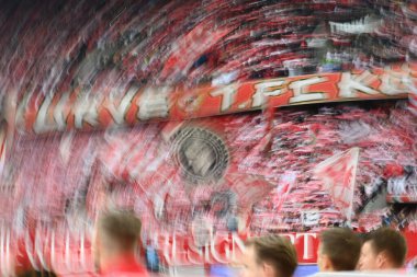 COLOGNE, ALMANY - 4 MAYIS, 2024: Logn maruziyet. Bundesliga 1 maçı. FC Koeln, Rhein Enerji Stadyumu 'nda Freiburg' a karşı.