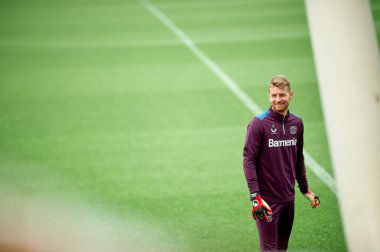 LEVERKUSEN, GERMANY - 8 Mayıs 2024: Lukas Hradecky Pre maçı Bayarena 'da UEFA Avrupa Ligi antrenmanı Bayer 04 Leverkusen