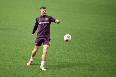 LEVERKUSEN, GERMANY - 8 Mayıs 2024: Granit Xhaka Pre maçı Bayer 04 Leverkusen Bayena 'da UEFA Avrupa Ligi antrenmanı
