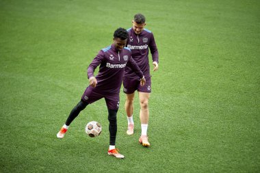 LEVERKUSEN, GERMANY - 8 Mayıs 2024: Nathan Tella, Granit Xhaka, UEFA Avrupa Ligi antrenmanı Bayer 04 Leverkusen Bayena 'da