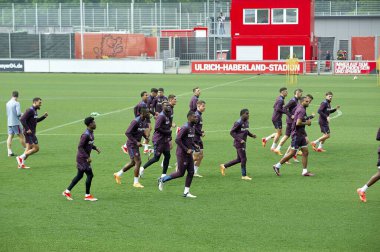 LEVERKUSEN, GERMANY - 8 MAYIS 2024: Bayena 'da UEFA Avrupa Ligi antrenmanı öncesi FC Bayer 04 Leverkusen