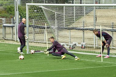 LEVERKUSEN, GERMANY - 8 MAYIS 2024: Bayena 'da UEFA Avrupa Ligi antrenmanı öncesi FC Bayer 04 Leverkusen