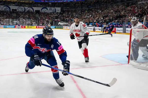 PRAG, CZECH REPUBLIC - 11 Mayıs 2024: IIHF 2024 Dünya Buz Hokeyi Şampiyonası Kanada ile O2 Arena 'daki Büyük Britanya maçı