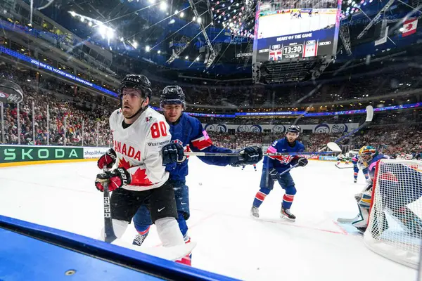 PRAG, CZECH REPUBLIC - 11 Mayıs 2024: IIHF 2024 Dünya Buz Hokeyi Şampiyonası Kanada ile O2 Arena 'daki Büyük Britanya maçı