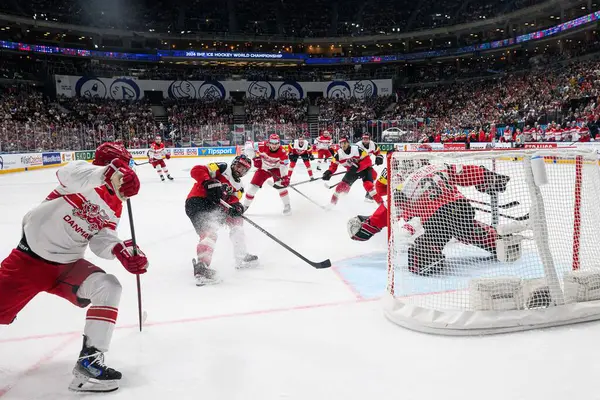 PRAG, CZECH REPUBLIC - 11 Mayıs 2024: IIHF 2024 Dünya Buz Hokeyi Şampiyonası Danimarka - Avusturya - O2 Arena