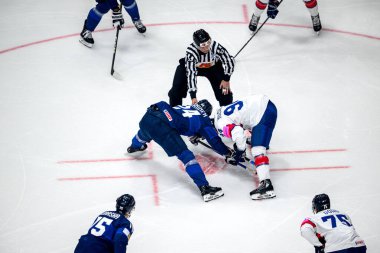 PRAG, CZECH REPUBLIC - 12 Mayıs 2024: IIHF 2024 Dünya Buz Hokeyi Şampiyonası Finlandiya ile O2 Arena 'da Büyük Britanya arasındaki karşılaşma