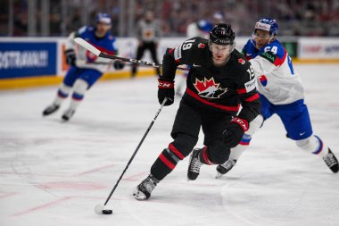 PRAG, CZECH Cumhuriyet - 23 MAYIS, 2024: maskot Bob. IIHF 2024 Buz Hokeyi Dünya Şampiyonası 'nda Kanada, Slovakya' ya karşı O2 Arena 'da