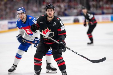 PRAG, CZECH Cumhuriyet - 23 MAYIS, 2024: maskot Bob. IIHF 2024 Buz Hokeyi Dünya Şampiyonası 'nda Kanada, Slovakya' ya karşı O2 Arena 'da
