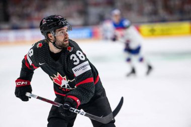 PRAG, CZECH Cumhuriyet - 23 MAYIS, 2024: maskot Bob. IIHF 2024 Buz Hokeyi Dünya Şampiyonası 'nda Kanada, Slovakya' ya karşı O2 Arena 'da