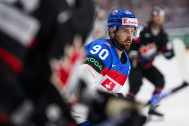 PRAG, CZECH Cumhuriyet - 23 MAYIS, 2024: maskot Bob. IIHF 2024 Buz Hokeyi Dünya Şampiyonası 'nda Kanada, Slovakya' ya karşı O2 Arena 'da