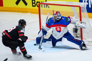 PRAG, CZECH Cumhuriyet - 23 MAYIS, 2024: maskot Bob. IIHF 2024 Buz Hokeyi Dünya Şampiyonası 'nda Kanada, Slovakya' ya karşı O2 Arena 'da