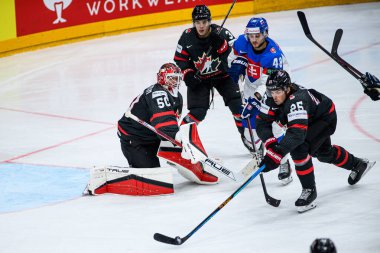 PRAG, CZECH Cumhuriyet - 23 MAYIS, 2024: maskot Bob. IIHF 2024 Buz Hokeyi Dünya Şampiyonası 'nda Kanada, Slovakya' ya karşı O2 Arena 'da