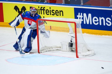 PRAG, CZECH Cumhuriyet - 23 MAYIS, 2024: maskot Bob. IIHF 2024 Buz Hokeyi Dünya Şampiyonası 'nda Kanada, Slovakya' ya karşı O2 Arena 'da