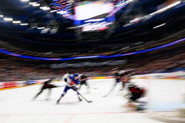 PRAG, CZECH Cumhuriyet - 23 MAYIS, 2024: maskot Bob. IIHF 2024 Buz Hokeyi Dünya Şampiyonası 'nda Kanada, Slovakya' ya karşı O2 Arena 'da