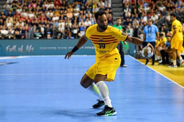 COLOGNE, GERMANY - 9 Haziran 2024: Timothey N 'Guessan Kamyon Öncüsü 24 EHF Finali 4. Aalborg Handbold, Lanxess Arena' da Barca 'ya karşı