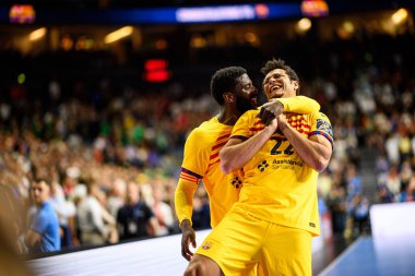 COLOGNE, GERMANY - 9 HAZİRAN 2024: Dika Mem, Thiagus dos Santos Kamyon Öncüsü 24 EHF Finali 4 Aalborg Handbold ile Lanxess Arena