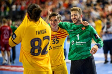 COLOGNE, GERMANY - 9 Haziran 2024: Domen Makuc, Gonzalo Perez de Vargas, Kamyon Öncüsü 24 EHF Finali 4 Aalborg Handbold Barca 'ya karşı Lanxess Arena