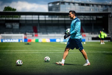 WIEDENSBADEN, GERMANY - 13 Haziran 2024: Rustam Khudzhamov, Ukrayna milli futbol takımının Brita 'daki açık uygulaması