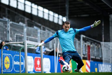 WIEDENSBADEN, GERMANY - 13 Haziran 2024: Andriy Lunin, Ukrayna milli futbol takımının Brita 'daki açık uygulaması