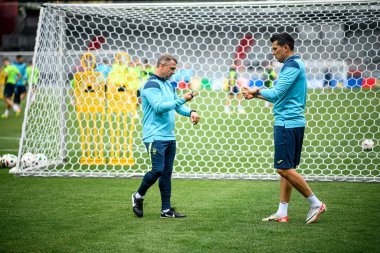 WIEDENSBADEN, GERMANY - 13 Haziran 2024: Serhiy Rebrov, Rustam Khudzhamov, Brita 'daki Ukrayna milli futbol takımının açık uygulaması