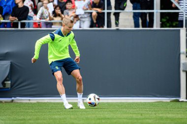 WIEDENSBADEN, GERMANY - 13 Haziran 2024: Oleksandr Zinchenko, Ukrayna milli futbol takımının Brita 'daki açık uygulaması