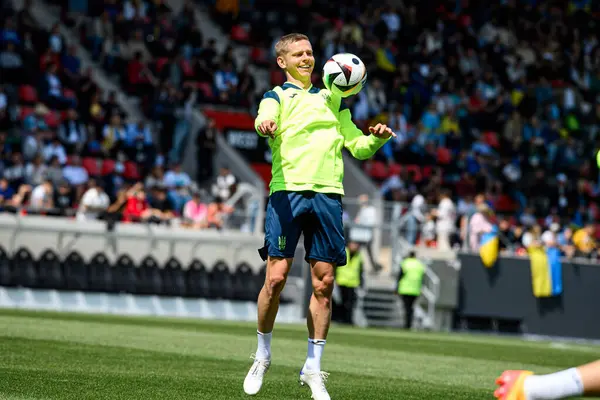 WIEDENSBADEN, GERMANY - 13 Haziran 2024: Oleksandr Zinchenko, Ukrayna milli futbol takımının Brita 'daki açık uygulaması