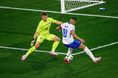 DUESSELDORF, GERMANY - 17 Haziran 2024: Patrick Pentz, Kylian Mbappe, EURO 2024 Avusturya-Fransa futbol maçı Mercur Spiel Arena 'da